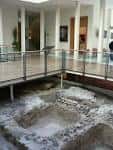 Restos arqueológicos de piletas de salazón romanas integrados en el interior del edificio