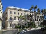 Vista panorámica exterior del edificio neoclásico del Palacio de la Aduana