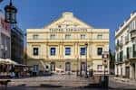 Fachada principal del Teatro Cervantes de Málaga bajo un cielo despejado