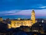 Fachada de la catedral iluminada durante el atardecer