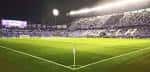 Vista panorámica nocturna del interior del Estadio José Zorrilla con el terreno de juego iluminado