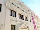 Primer plano de la fachada blanca con el rótulo del Teatro Echegaray