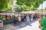 Puestos de venta al aire libre en el mercado de la plaza