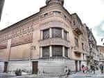 Fachada exterior de arquitectura clásica del Teatro Carrión en la esquina de una calle