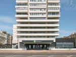 Fachada principal del hotel Holiday Inn Brighton - Seafront durante el día