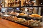 Vista de la barra interior con exposición de pinchos y raciones