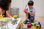 Sala de terapia infantil con materiales didácticos y juegos