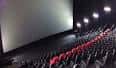 Vista del interior de una sala de cine con pantalla panorámica y filas de butacas
