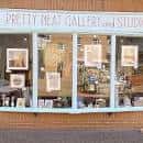 Fachada exterior de Pretty Neat Gallery & Studio con escaparate de arte