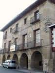 Vista exterior de la fachada histórica de la Casa Palacio Armiñón con sus característicos arcos y balcones