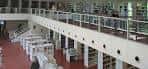 Vista interior de la biblioteca con estanterías y diseño de doble altura