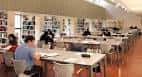 Sala de estudio con mesas y puestos de lectura