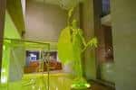 Vestíbulo interior con una escultura contemporánea de color amarillo vibrante
