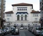 Fachada principal del edificio histórico de la estación de tren de Vitoria-Gasteiz