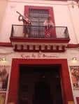 Fachada principal de la Casa de la Memoria con su característico balcón y entrada en tonos rojizos