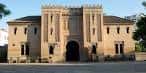 Fachada principal del Palacio de la Buhaira con detalles arquitectónicos neomudéjares