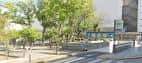 Vista de la Plaza Nueva con zonas ajardinadas y acceso peatonal