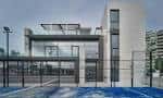 Edificio contemporáneo de usos múltiples con pistas deportivas exteriores