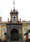 Fachada principal y puerta de entrada histórica de la Real Fábrica de Artillería