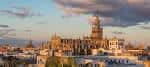 Vista panorámica de la Catedral de Sevilla y la Giralda durante el atardecer