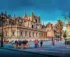 Vista de la Catedral desde la plaza con un carruaje de caballos tradicional