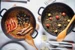 Detalle de platos de arroz y paella listos para servir