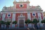 Fachada principal de la Iglesia Colegial del Divino Salvador con su característica arquitectura barroca