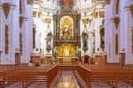 Perspectiva de la nave central hacia el retablo mayor con iluminación interior