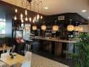 Interior moderno del Bar Maluku con barra y lámparas decorativas