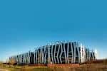 Fachada principal de diseño moderno de la Universidad EUNEIZ bajo un cielo despejado