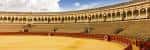 Perspectiva panorámica del interior de la plaza de toros y su graderío histórico