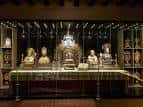 Exhibición de bustos relicarios y orfebrería religiosa en vitrinas de la colección permanente