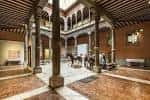 Patio interior renacentista con columnas y arquerías