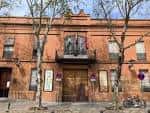 Fachada principal del Teatro Alameda con su característica arquitectura de ladrillo visto y balconada central