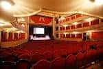 Vista panorámica del interior del teatro con el patio de butacas y los palcos laterales