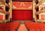 Escenario del teatro con telón rojo y vista de los niveles superiores