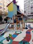 Área de juegos infantiles con estructuras de madera en la Plaza de Vigo