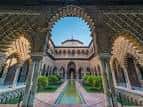 Patio de las Doncellas con su estanque central y arquería de estilo mudéjar