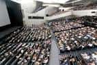 Interior del moderno auditorio del Palacio de Congresos con público durante un evento