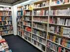 Interior de la tienda mostrando la sección de librería y estanterías