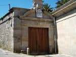 Entrada de piedra al recinto de la Misión Biológica de Galicia