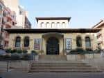 Fachada principal del edificio del Teatro del Mercado con su arquitectura característica