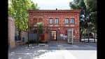 Fachada de uno de los edificios de ladrillo visto que componen el complejo cultural