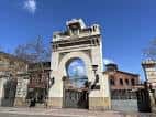 Arco de entrada monumental al recinto del antiguo matadero municipal