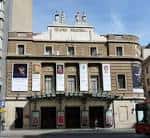 Fachada exterior del Teatro Principal de Zaragoza con cartelería de programación