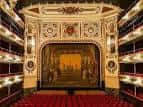 Vista del escenario principal enmarcado por la ornamentación clásica del teatro