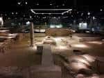 Yacimiento arqueológico interior con restos de muros y mosaicos romanos