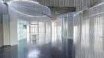 Estructuras circulares de vidrio en el interior de la zona de exposiciones