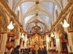 Amplio interior de la iglesia con el retablo mayor y detalles arquitectónicos