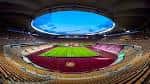 Vista panorámica del interior del estadio iluminado bajo un cielo crepuscular